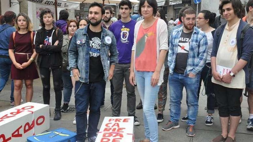 Pontón, ayer en Santiago rodeada de militanes de Galiza Nova. // X. A.