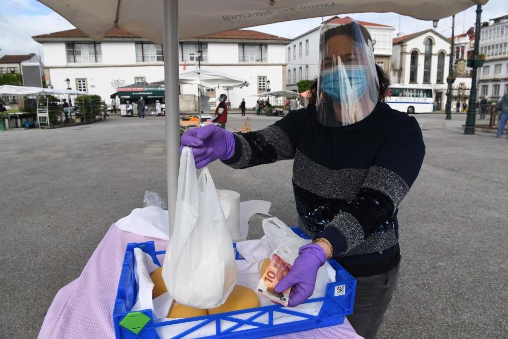 Una docena de vendedores de productos agroalimentarios de toda la comarca coruñesa acudieron a la plaza Irmáns García Naveira de Betanzos en el primer mercado semanal desde el inicio del confinamiento