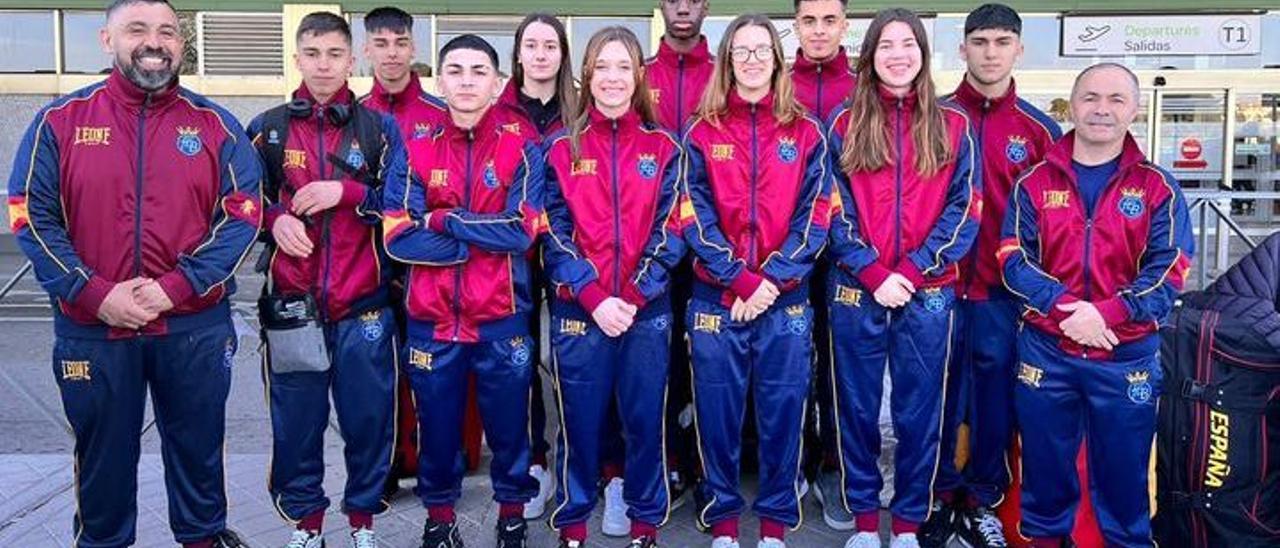 Equipo español del Europeo joven de boxeo con Rafael Lozano Jr. el tercer por la izquierda y su padre, el primero por la derecha, ambos en la primera fila.