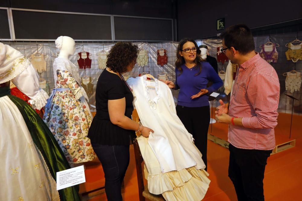 Mónica Oltra visita el puesto de la Escola d'Indumentària Tradicional Cànem en la Feria Fiesta y Boda