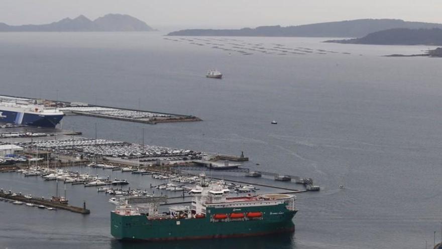 El flotel &quot;Reforma Pemex&quot; abandonó ayer la ría de Vigo.