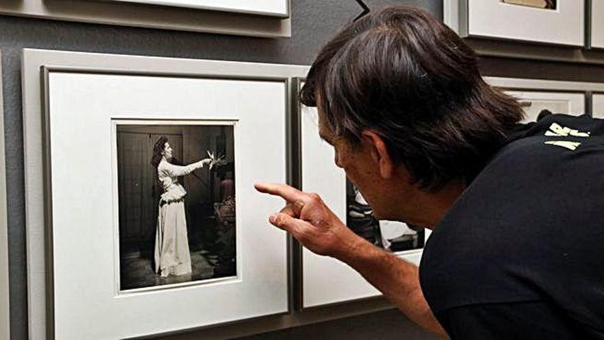Un visitant contempla una fotografia on surt Gala i Dalí, a l&#039;exposició del castell de Púbol