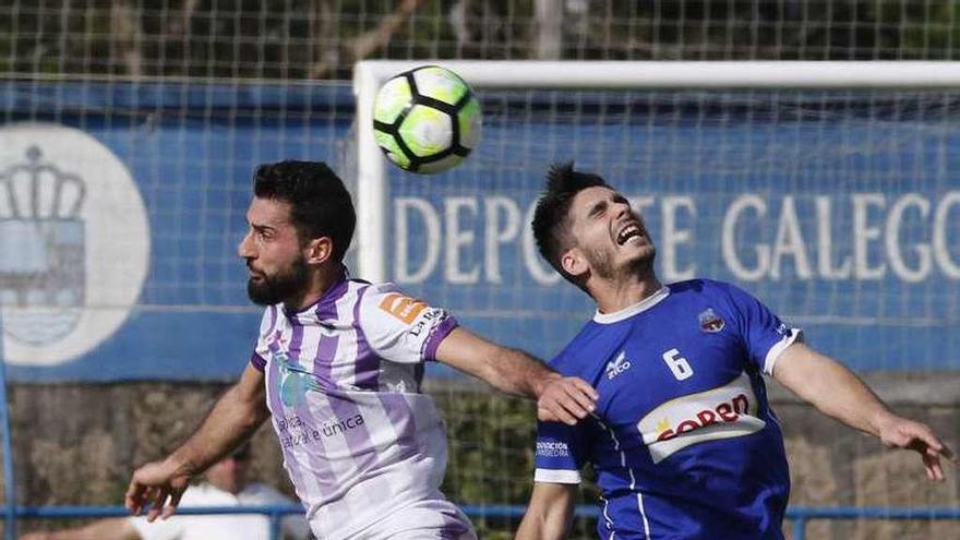 Dos jugadores disputan un balón por alto, ayer. // Alba Villar