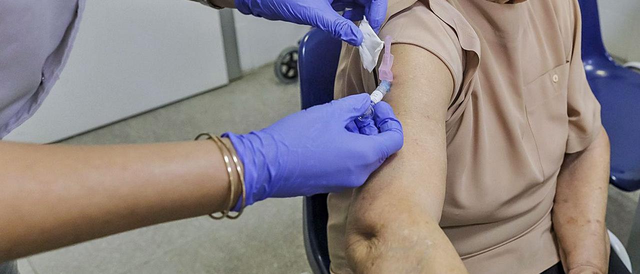Una mujer recibe una dosis de la vacuna antigripal durante la campaña de 2020. | B. RAMON