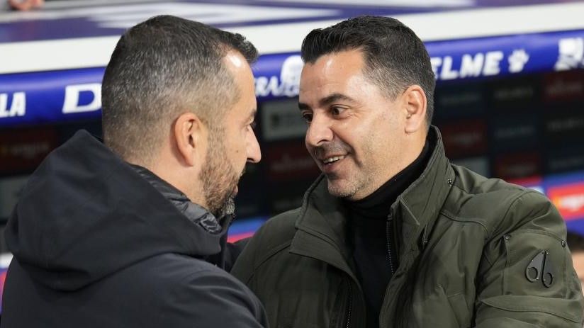 Diego Martínez y Míchel se saludan en el partido en el RCDE Stadium.