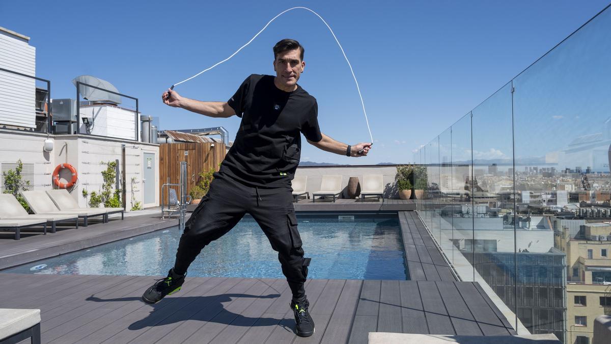 El ex portero azulgrana, José Manuel Pinto, de promoción de su nuevo disco y su método para ponerse en forma saltando con cuerda a la comba