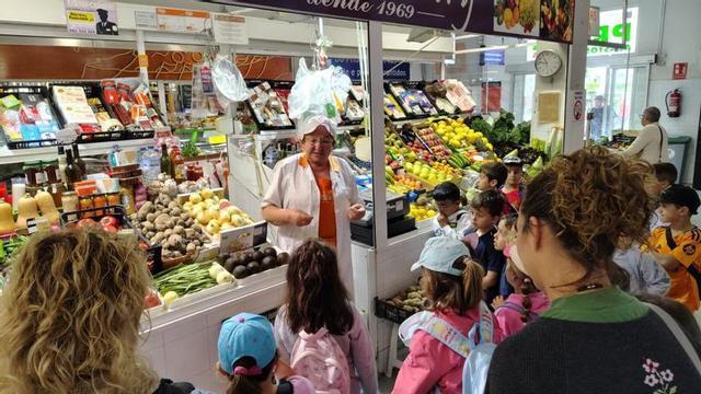 Una visita escolar al mercado de abastos moañés. | FDV