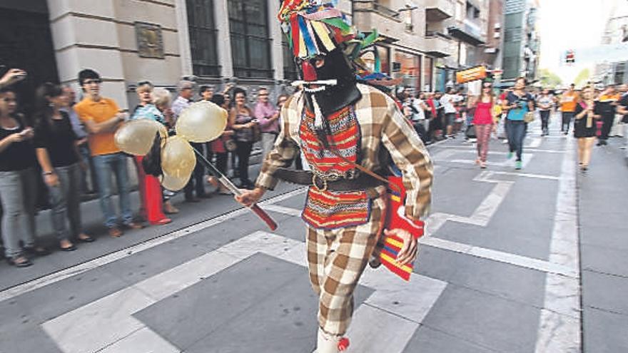 Un cortejo colorido y un punto «aterrador»