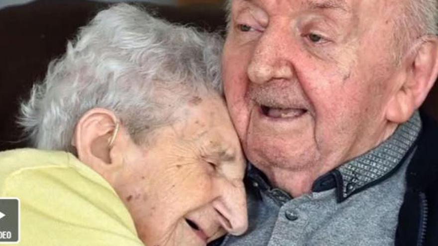 Nunca es tarde: se muda con 98 años a una residencia para cuidar de su hijo de 80