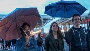 Jóvenes con paraguas, en el Primavera Sound, en Barcelona