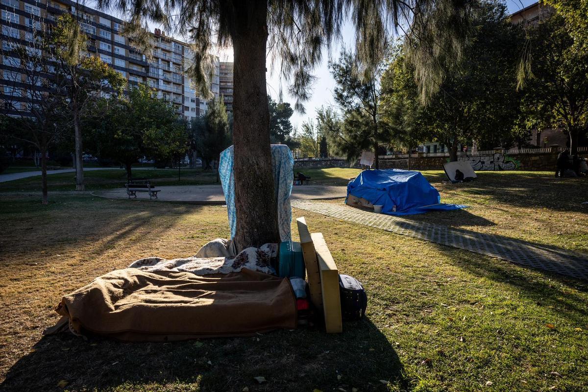 Una de las construcciones precarias en el parque Bruil para evitar el frío del invierno.