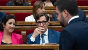 La portavoz del PSC en el Parlament, Alicia Romero y el líder del PSC, Salvador Illa, mientras pasa el presidente de la Generalitat de Catalunya en funciones, Pere Aragonès, durante una sesión plenaria, en el Parlament de Catalunya, a 25 de julio de 2024,