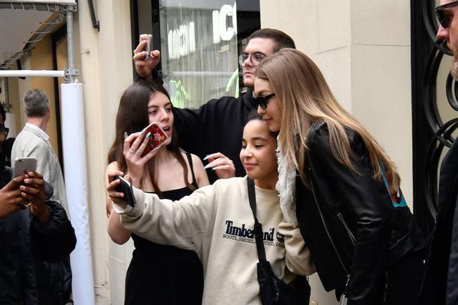 Giig Hadid se hace fotos con sus fans franceses