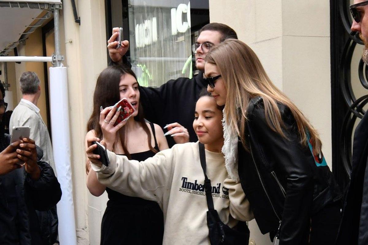 Giig Hadid se hace fotos con sus fans franceses