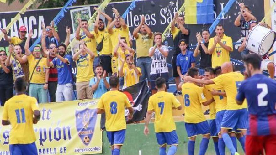 Los jugadores del Orihuela celebran un gol con la afición.