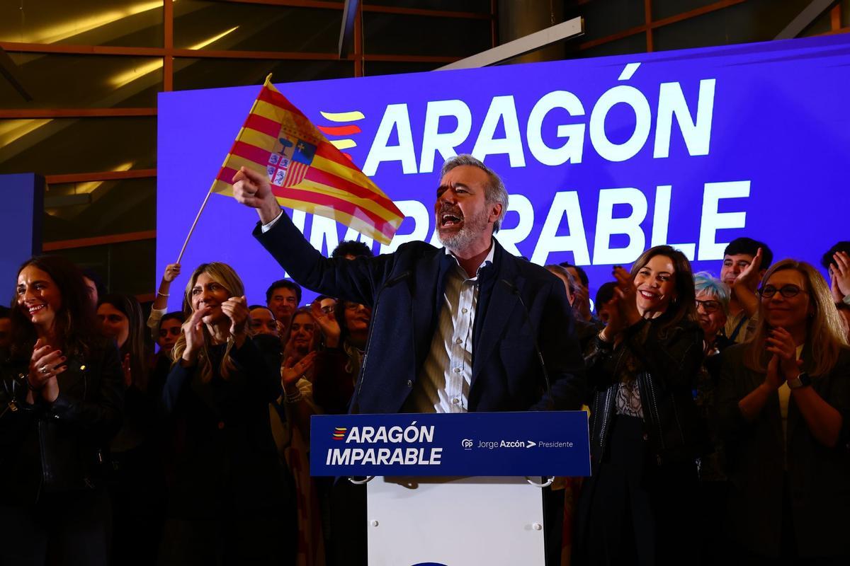Jorge Azcón celebrando el triunfo electoral.