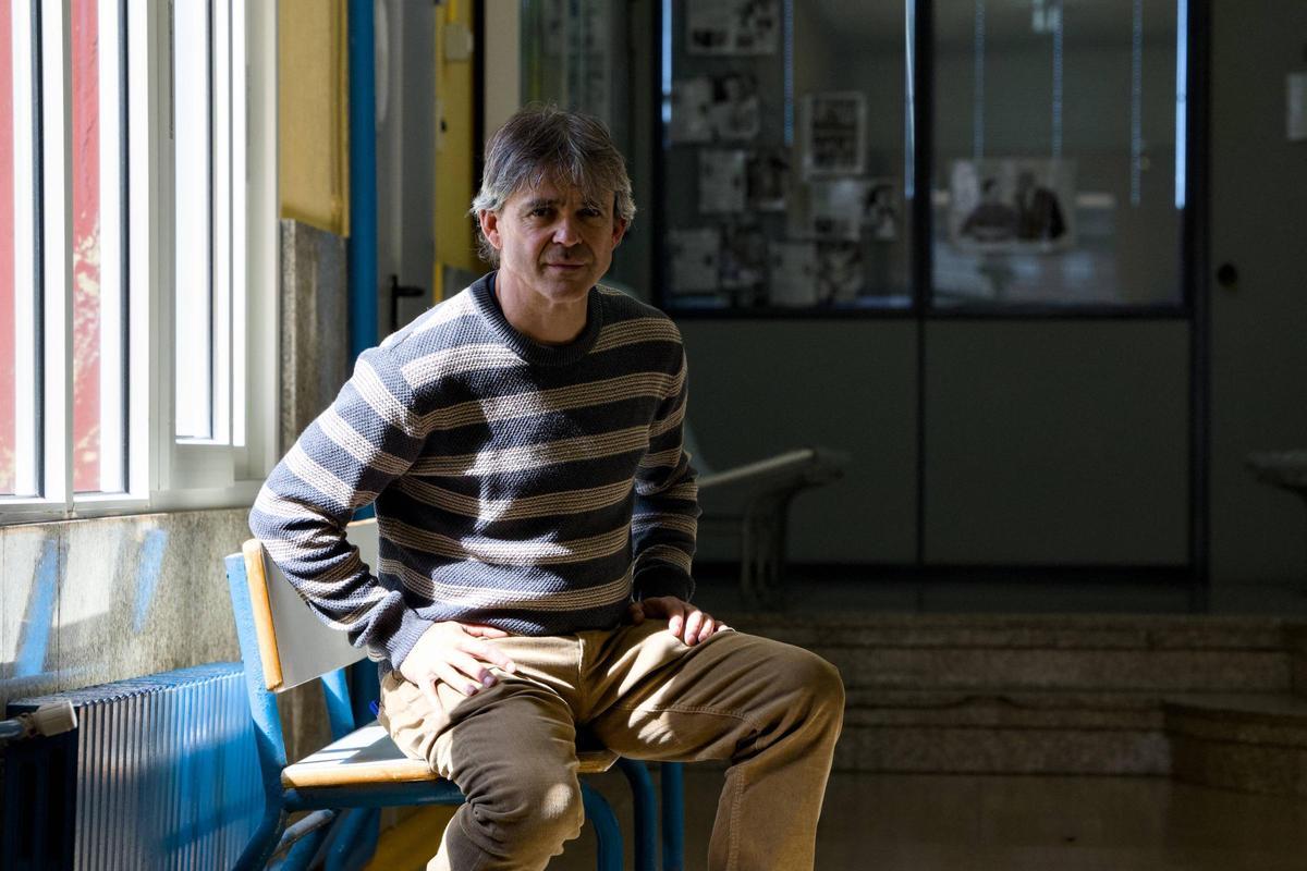 El director del instituto de enseñanza secundaria Carmen y Severo Ochoa, Jesús Fernández, en el centro educativo. ,