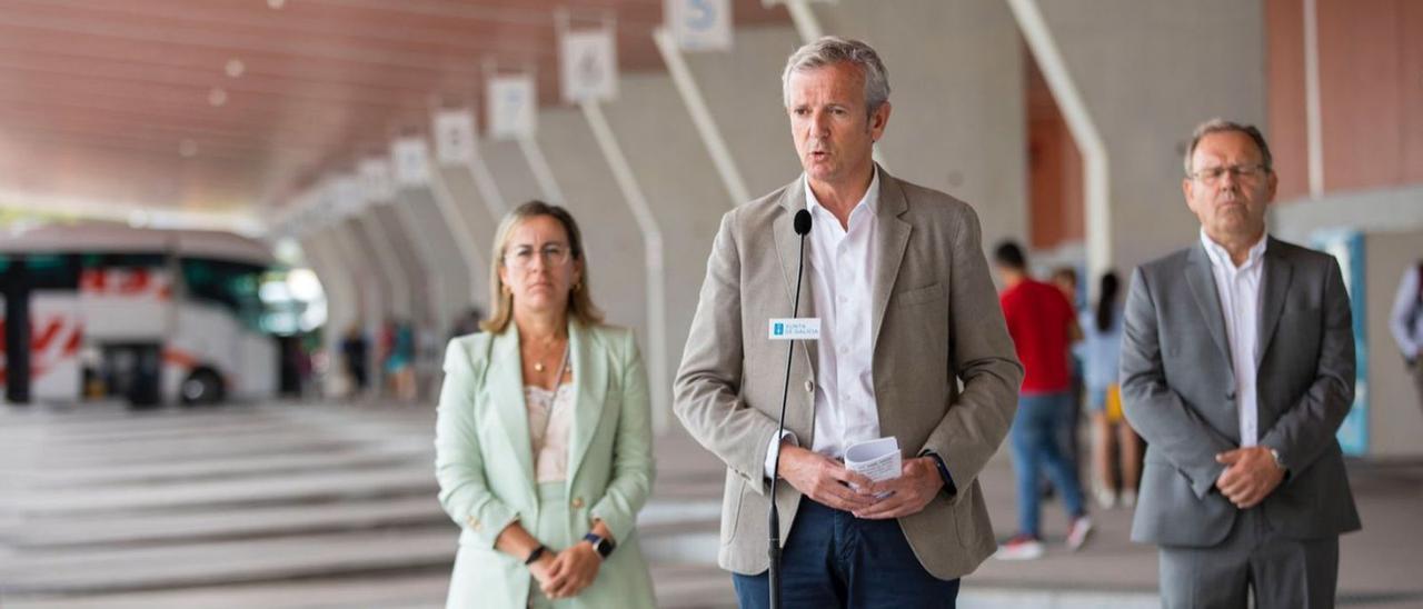 Alfonso Rueda junto a la conselleira de Infraestruturas, ayer en la estación de buses de Santiago. |   // L. O.