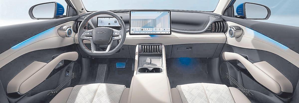 El equipamiento tecnológico es una referencia en su categoría. El cambio de marchas está en la columna de dirección.