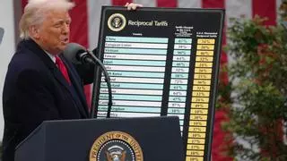 Trump activa los aranceles pese a las amenazas de represalia de China y Europa y presume de que el mundo quiere negociar: "Me besan el culo"