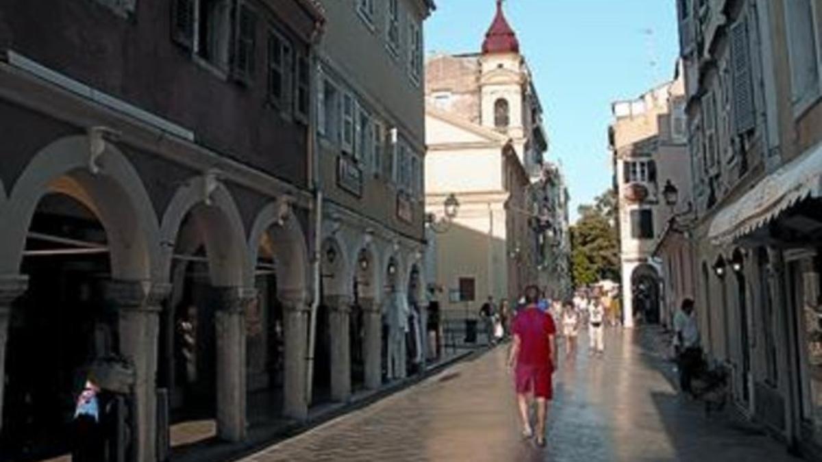 Arquería en una de las turísticas calles de Corfú.