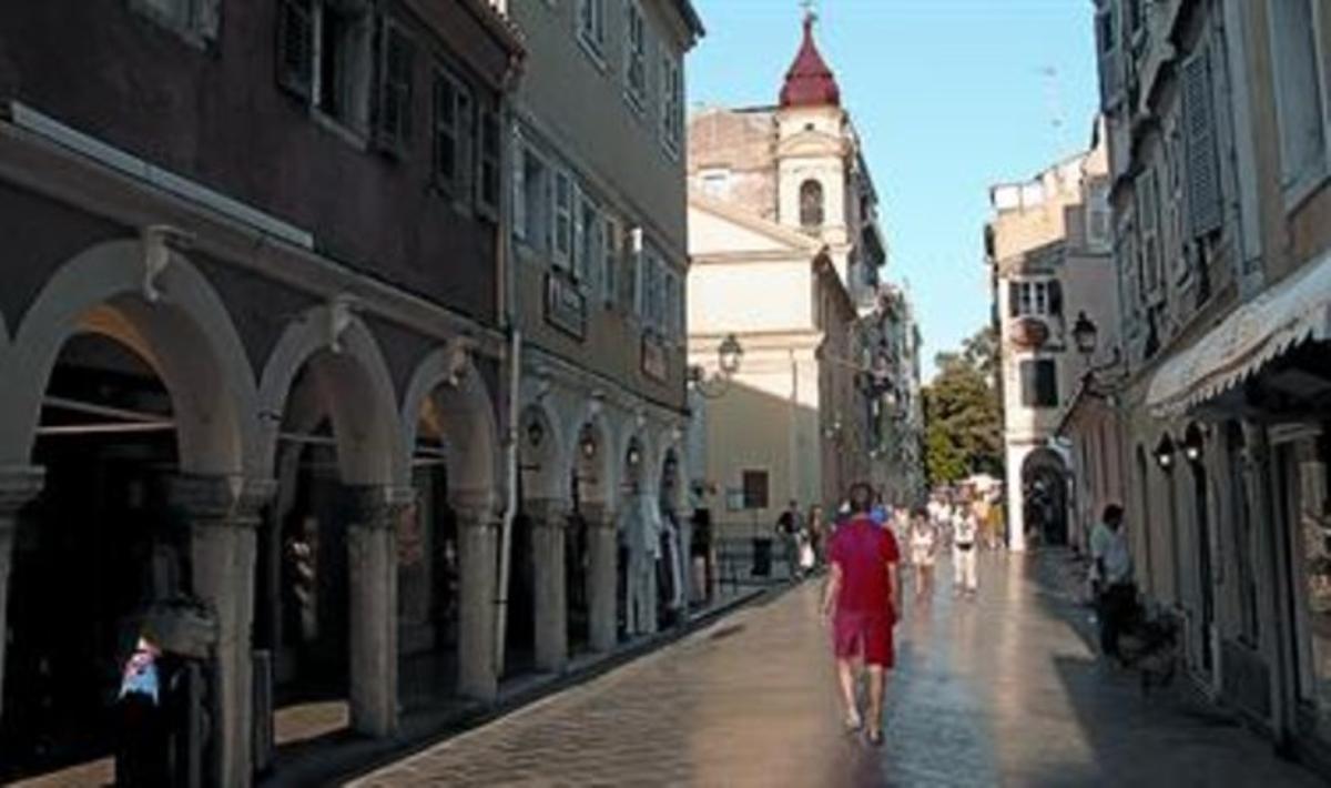 Arcuació en un dels turístics carrers de Corfú.