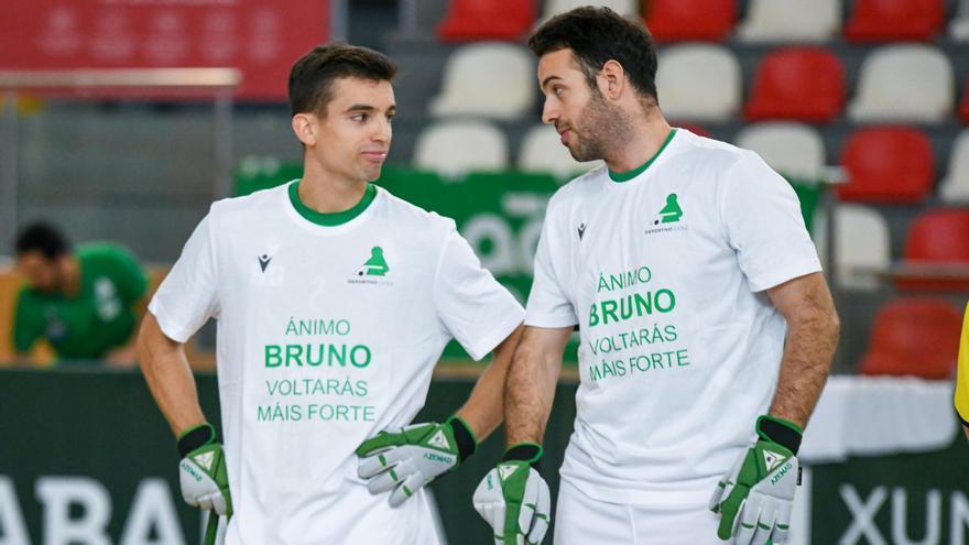 Sito Ricart y Dava Torres con la camiseta de ánimo a Bruno Saavedra en el partido contra el Rivas