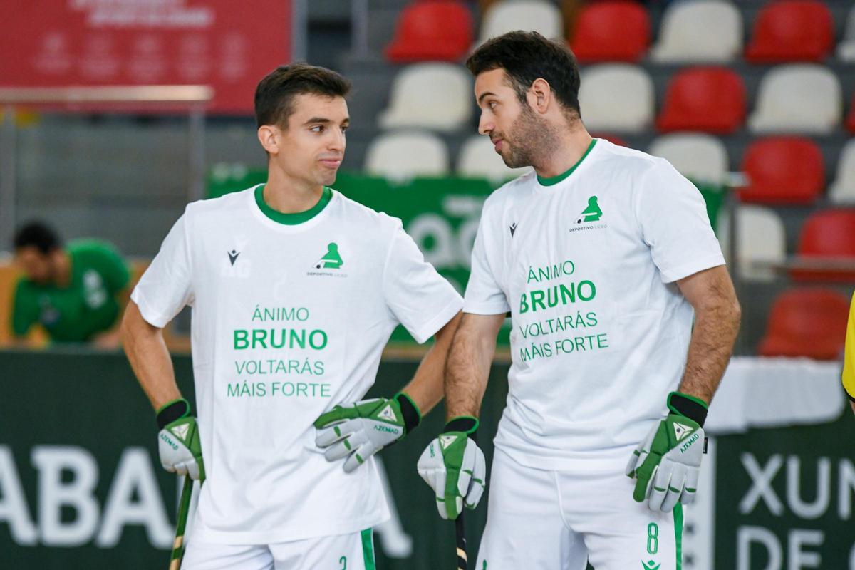 Sito Ricart y Dava Torres con la camiseta de ánimo a Bruno Saavedra en el partido contra el Rivas