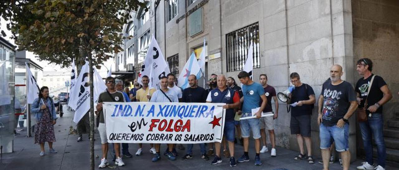 La plantilla y representantes de la CUT, ayer, ande la sede de Trabajo en Vigo. | ALBA VILLAR