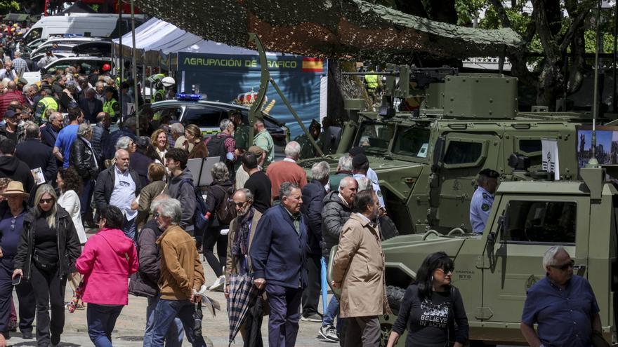 EN IMÁGENES: El izado de la bandera y la exposición del Bombé abren los actos del Día de las Fuerzas Armadas en Oviedo