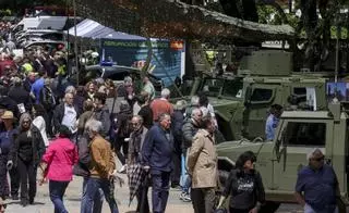 Multitudinario recibimiento al Ejército en Oviedo para el estreno del Día de las Fuerzas Armadas: "Es una pasada"