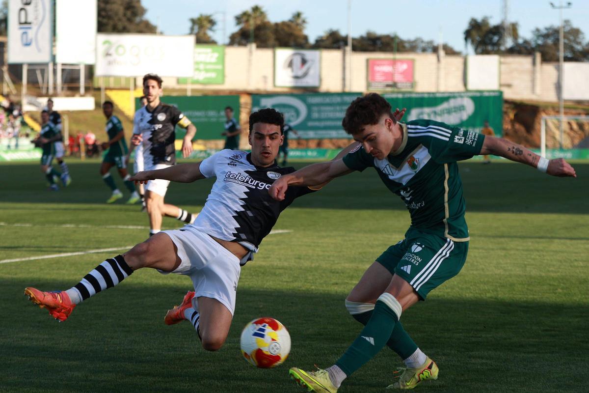 Emi golpea el balón defendido por un jugador del Unionistas en el anterior partido del Cacereño en casa.
