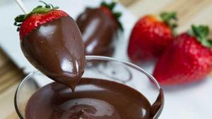 Fresas regadas con chocolate.