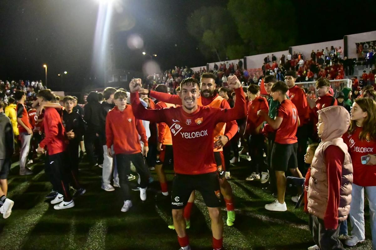 Los jugadores del CD Cieza celebran la victoria ante el Córdoba