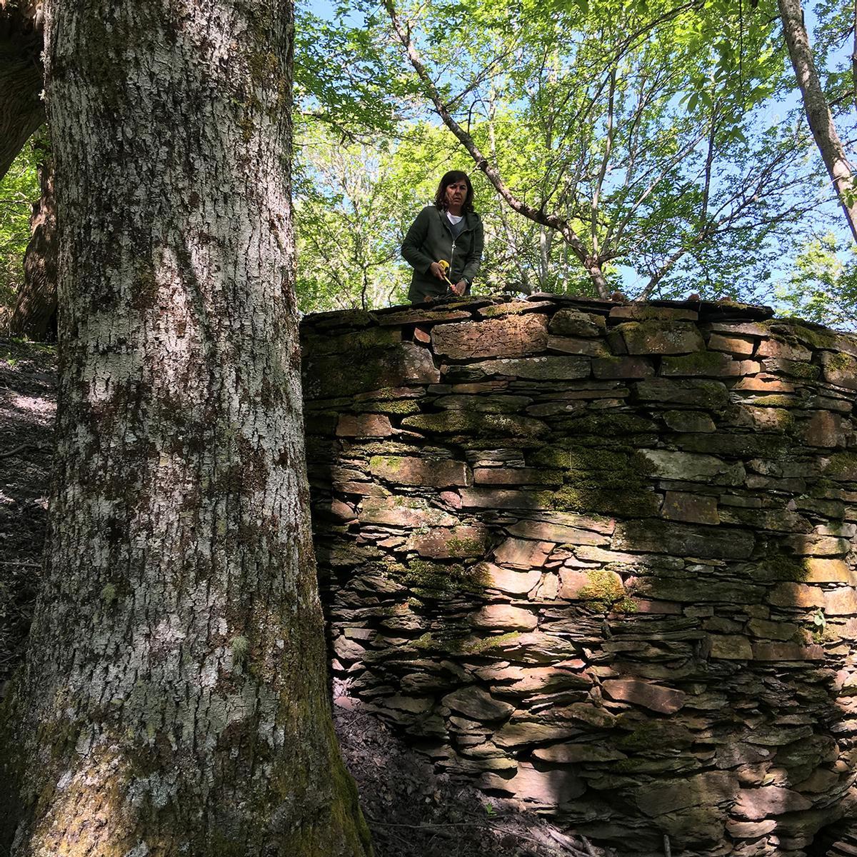 La autora de la tesis, Teresa Gómez Morgade, en un horno de cal en la sierra de O Courel