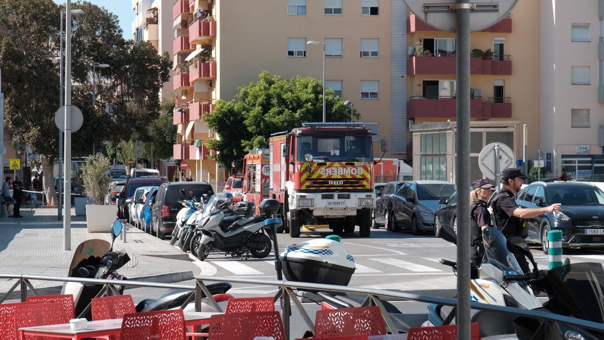 Las imágenes del incendio del aparcamiento del Cetis en Ibiza