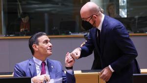 El presidente del Gobierno, Pedro Sánchez, charla con el presidente del Consejo Europeo, Charles Michel, este 22 de octubre de 2021 durante la cumbre de líderes, en Bruselas.