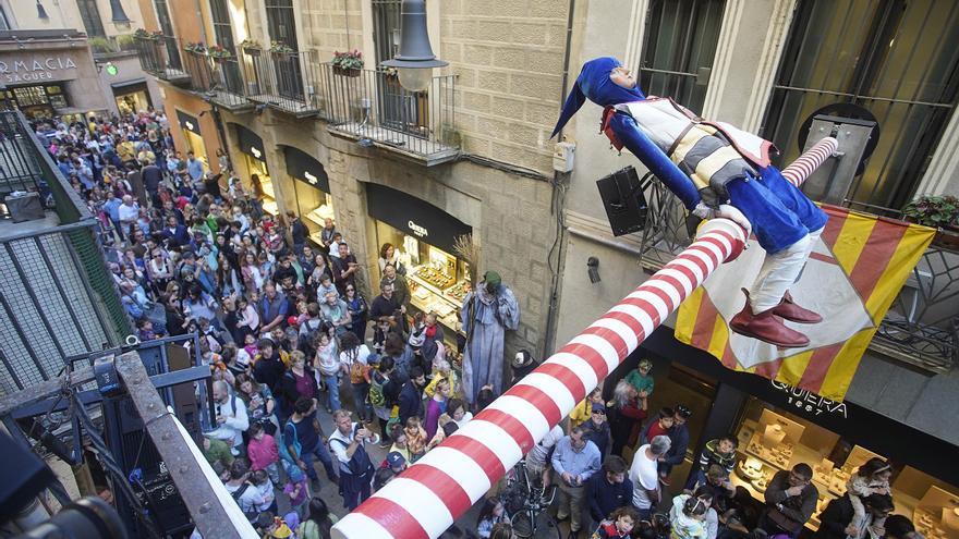 La penjada del Tarlà obre la celebració de la primavera a Girona