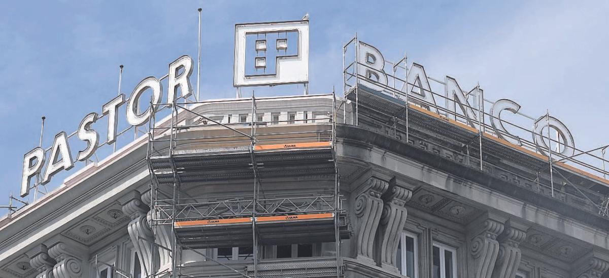 Vista del cartel del Banco Pastor que se conserva en la parte alta de la que fuese su sede central.