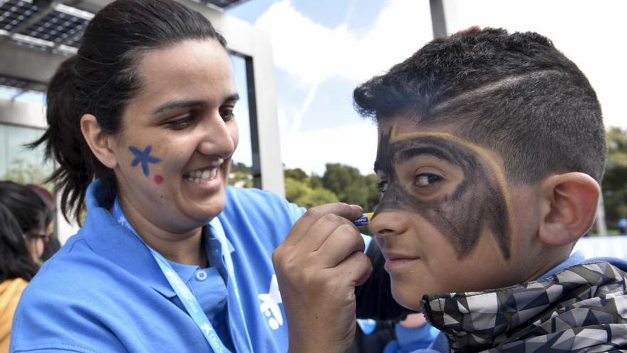 Los voluntarios de La Caixa en Málaga celebran una jornada lúdica con 230 niños