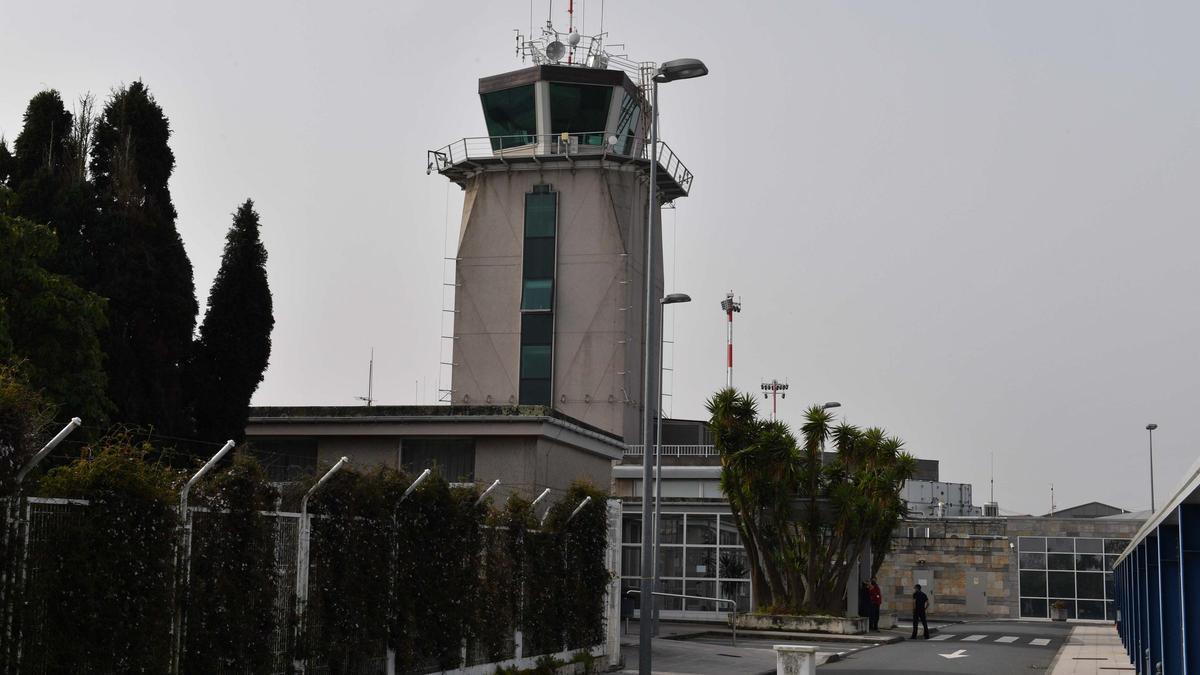 Torre de control del aeropuerto de Alvedro.