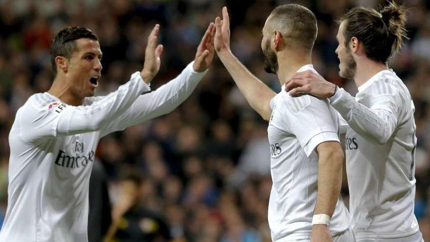 Cristiano, Benzema y Bale celebran uno de los goles blancos en el partido de ayer.