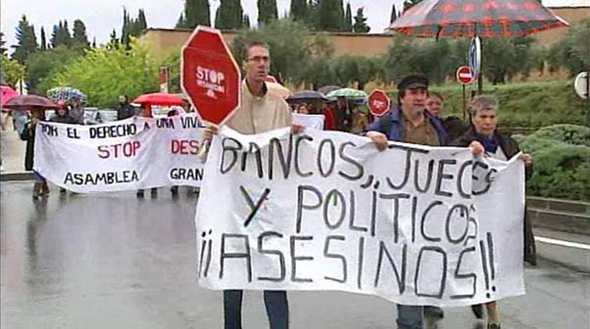 Imatges de l’enterrament de J. M. Domingo i la marxa de Stop Desnonaments contra els bancs i els polítics
