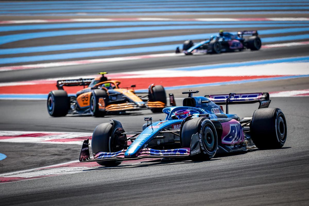 Fernando Alonso, con su A522 durante el Gran premio de Francia.