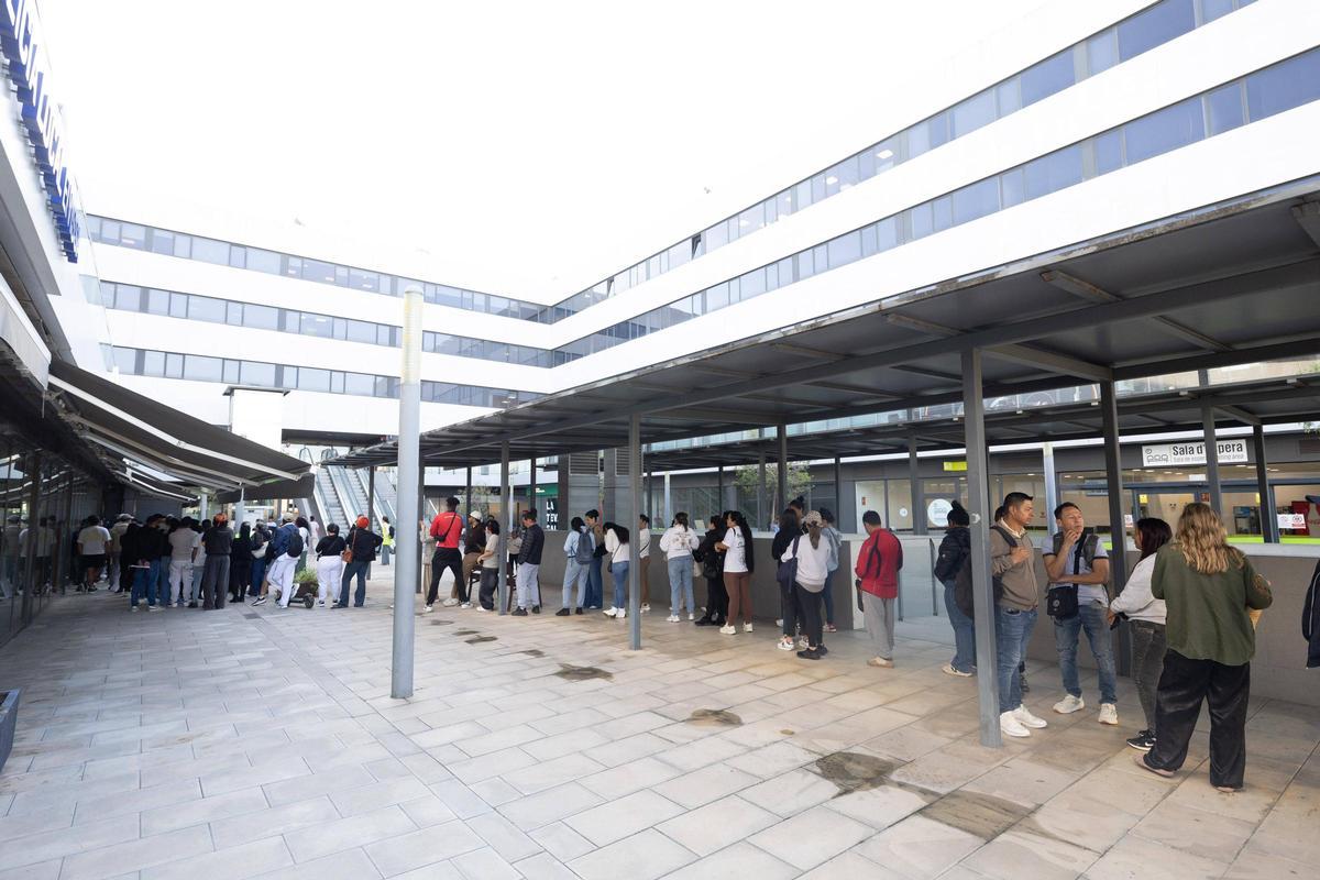 Imágenes de la fila para la regularización de migrantes en las oficinas del Cetis