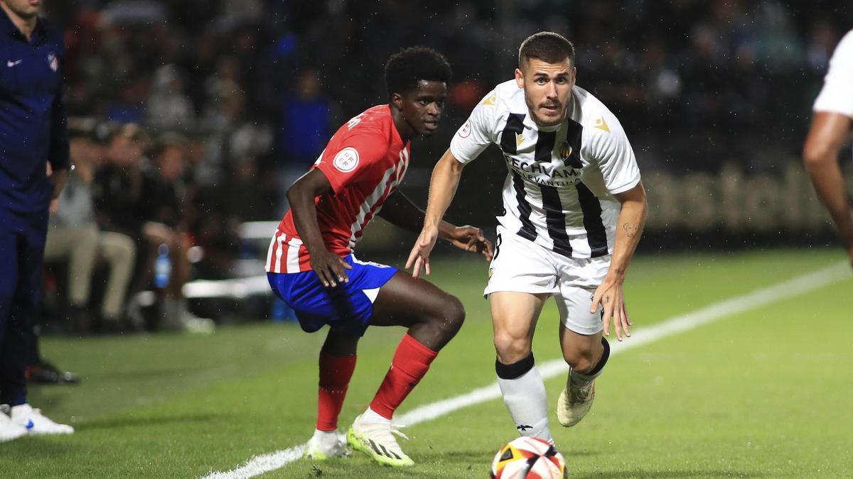 El centrocampista Julio Gracia deja atrás a un futbolista del Atlético de Madrid B el pasado domingo en Castalia.