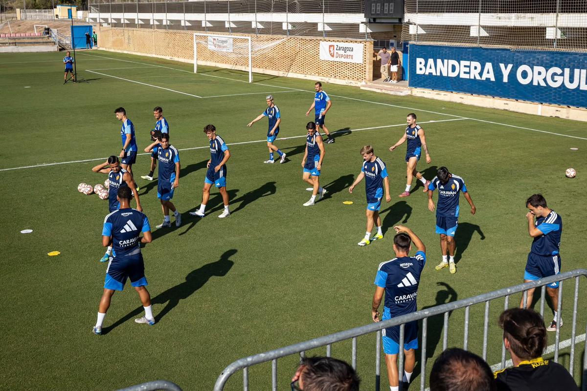 La afición abraza al Real Zaragoza en el entrenamiento de puertas abiertas en la Ciudad Deportiva La afición abraza al Real Zaragoza en el entrenamiento de puertas abiertas en la Ciudad Deportiva