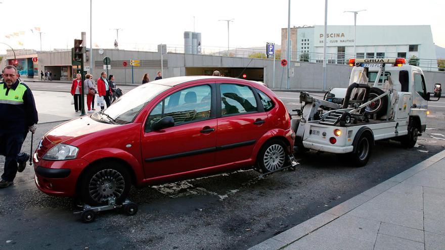 La grúa retira un vehículo en Vigo // FARO