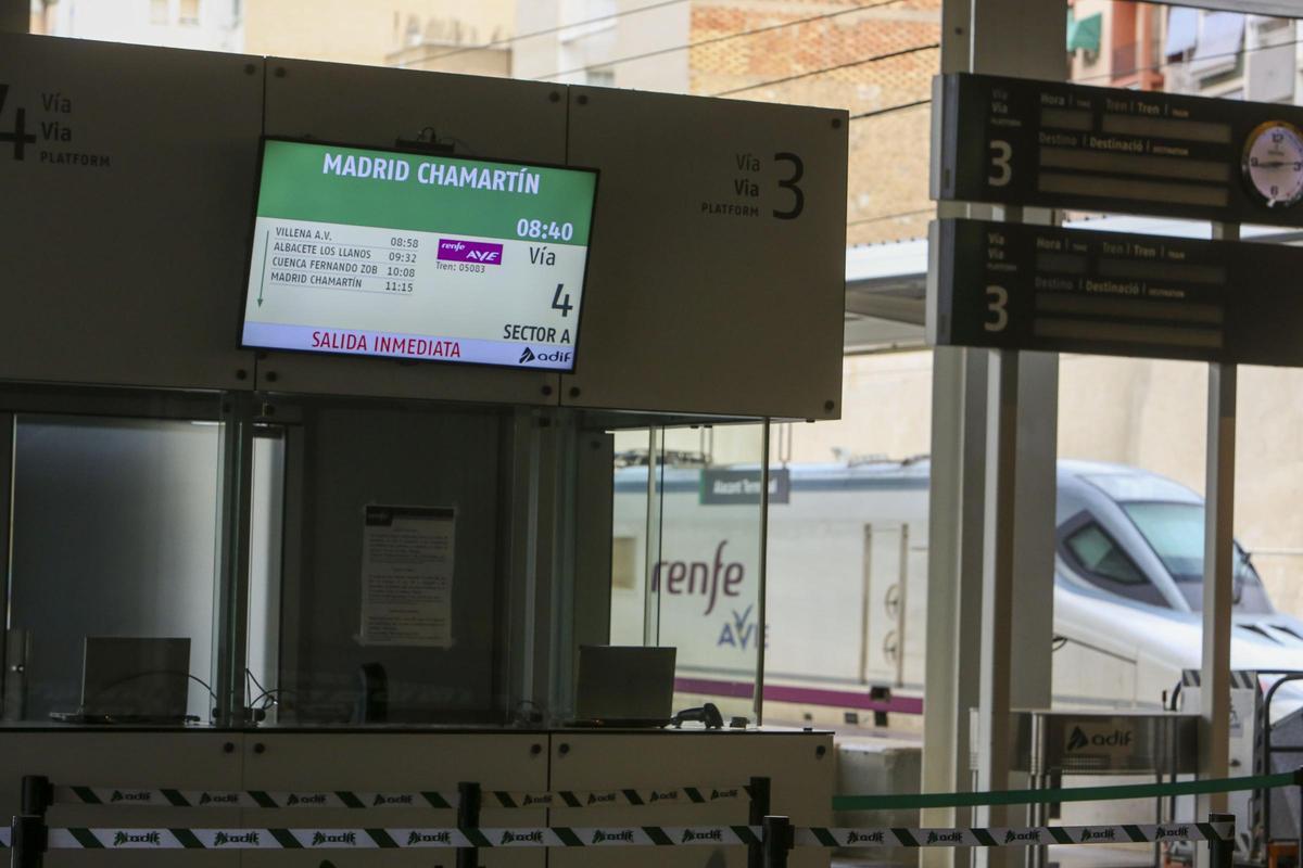 Pantalla anunciadora de la salida de un AVE hacia Madrid desde Alicante.