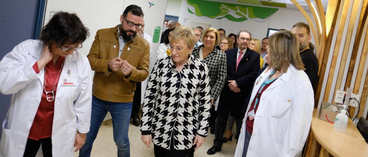 La consellera de Sanidad, Ana Barceló, en la visita que realizó al hospital en enero.